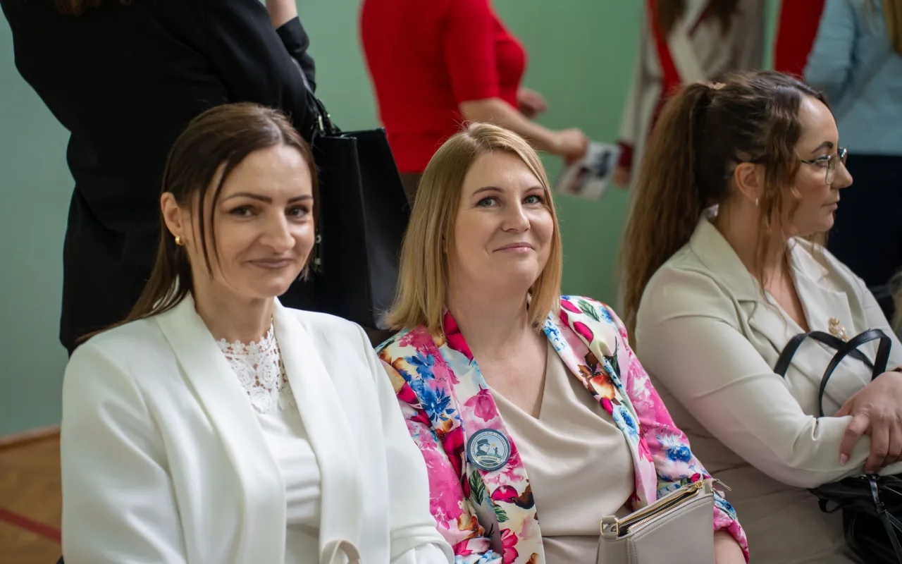Występ artystyczny uczniów podczas oficjalnej akademii z okazji 110-lecia SP 2 w Skierniewicach, na scenie baner jubileuszowy.