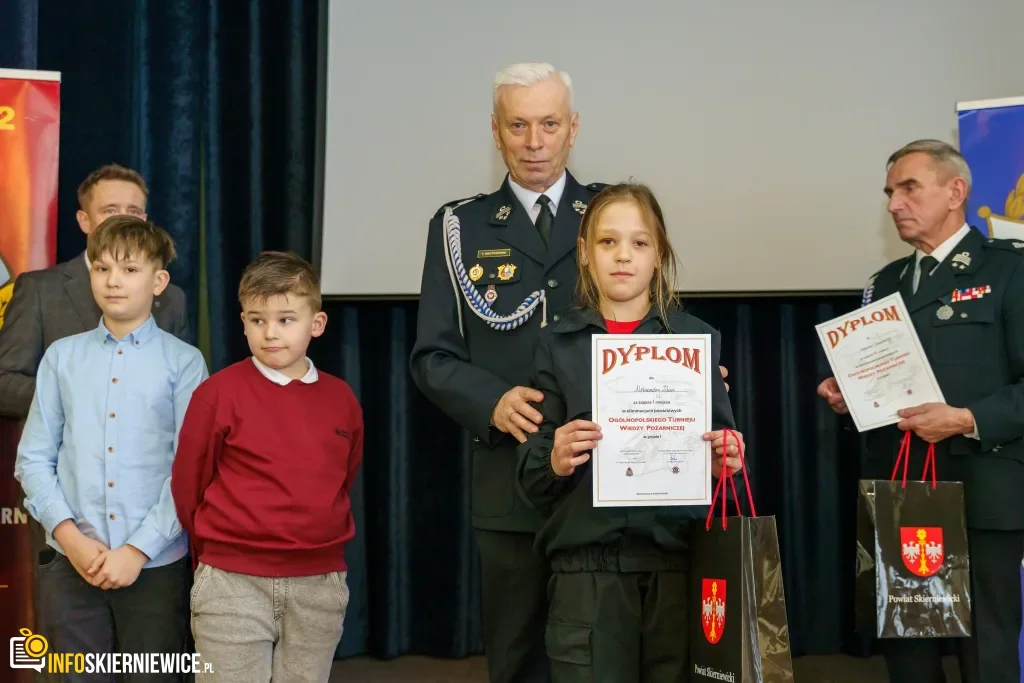 Młodzież z powiatu skierniewickiego wie, jak ratować życie. Znamy zwycięzców strażackiego turnieju! 1 50 fotorelacja powiatowy final turnieju mlodziez zapobiega pozarom 1024x683 watermarked large
