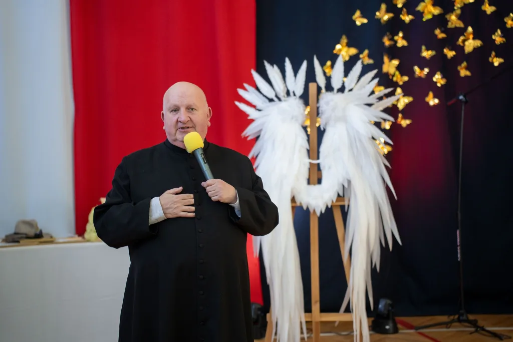 110 lat skierniewickiej „Dwójki”. Wielkie święto Szkoły Podstawowej im. Tadeusza Kościuszki 6 Występ artystyczny uczniów podczas oficjalnej akademii z okazji 110-lecia SP 2 w Skierniewicach, na scenie baner jubileuszowy.