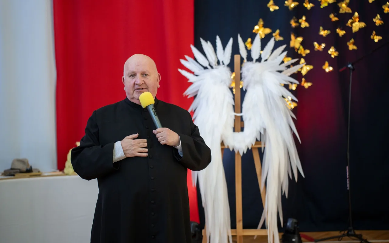 Występ artystyczny uczniów podczas oficjalnej akademii z okazji 110-lecia SP 2 w Skierniewicach, na scenie baner jubileuszowy.