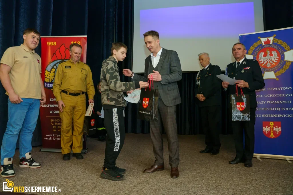 Młodzież z powiatu skierniewickiego wie, jak ratować życie. Znamy zwycięzców strażackiego turnieju! 1 54 fotorelacja powiatowy final turnieju mlodziez zapobiega pozarom 1024x683 watermarked large
