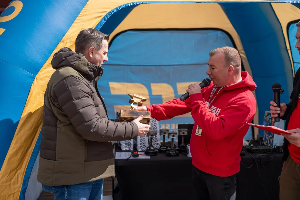Ponad 250 klasyków w Sielskiej Stanicy. Skierniewickie Klasyki rozpoczęły sezon z rozmachem 6 Klasyki wróciły na sezon. W Sielskiej Stanicy pojawiło się ponad 250 aut.