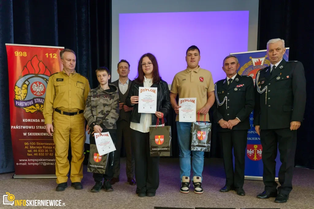 Młodzież z powiatu skierniewickiego wie, jak ratować życie. Znamy zwycięzców strażackiego turnieju! 6 57 fotorelacja powiatowy final turnieju mlodziez zapobiega pozarom 1024x683 watermarked large