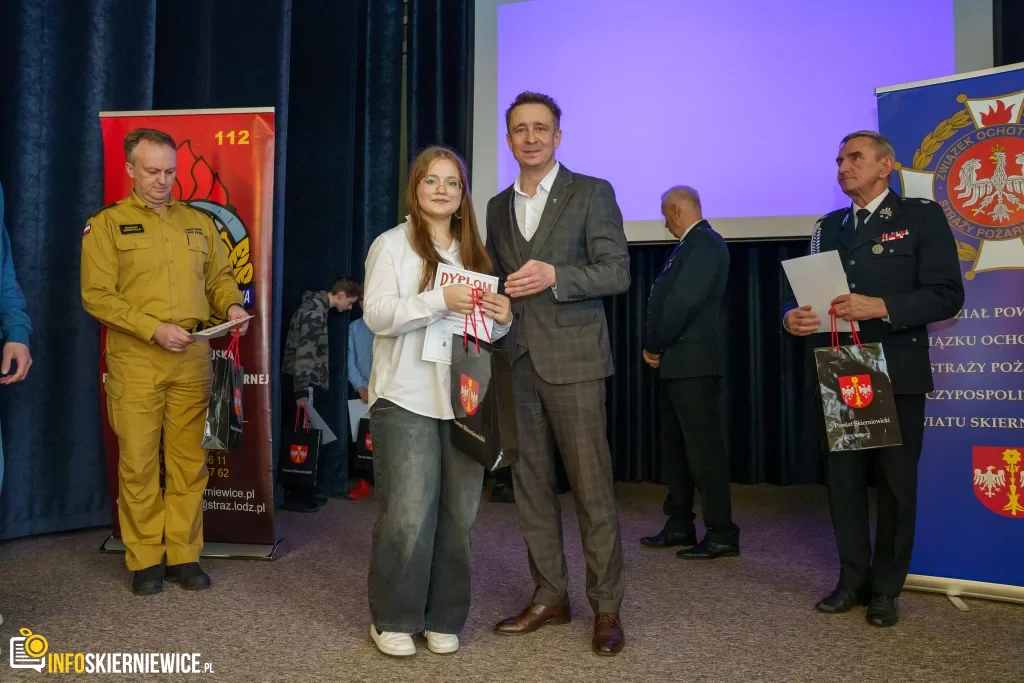 Młodzież z powiatu skierniewickiego wie, jak ratować życie. Znamy zwycięzców strażackiego turnieju! 6 58 fotorelacja powiatowy final turnieju mlodziez zapobiega pozarom 1024x683 watermarked large
