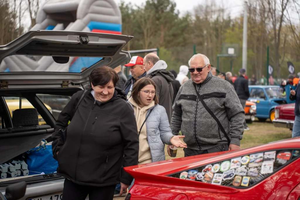 Klasyki wróciły na sezon. W Sielskiej Stanicy pojawiło się ponad 250 aut.