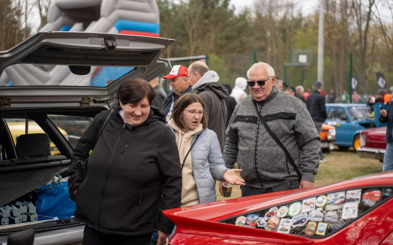 Klasyki wróciły na sezon. W Sielskiej Stanicy pojawiło się ponad 250 aut.