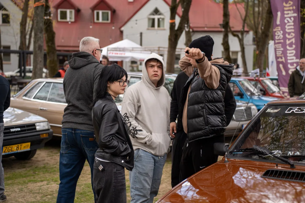 Klasyki wróciły na sezon. W Sielskiej Stanicy pojawiło się ponad 250 aut.