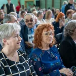 Występ artystyczny uczniów podczas oficjalnej akademii z okazji 110-lecia SP 2 w Skierniewicach, na scenie baner jubileuszowy.