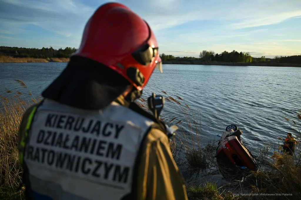 Tragiczny finał wypadku w Bolimowie. Nie żyje 19-latka, dwóch mężczyzn w stanie ciężkim 1 Trzy śmigłowce LPR w akcji na żwirowni. Tragiczny bilans wypadku w Bolimowie