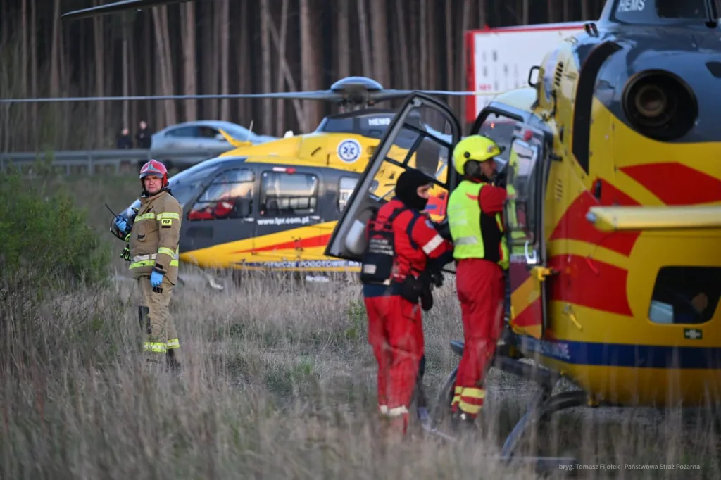 Tragiczny finał wypadku w Bolimowie. Nie żyje 19-latka, dwóch mężczyzn w stanie ciężkim 1 Trzy śmigłowce LPR w akcji na żwirowni. Tragiczny bilans wypadku w Bolimowie