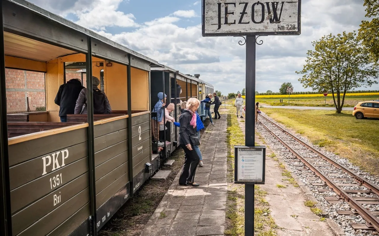 Pociąg Łódzkiej Kolei Aglomeracyjnej jako sposób na majówkową wycieczkę do Spały, Skierniewic i Rogowa