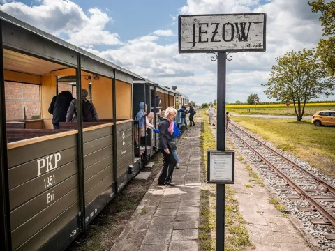 Pociąg Łódzkiej Kolei Aglomeracyjnej jako sposób na majówkową wycieczkę do Spały, Skierniewic i Rogowa