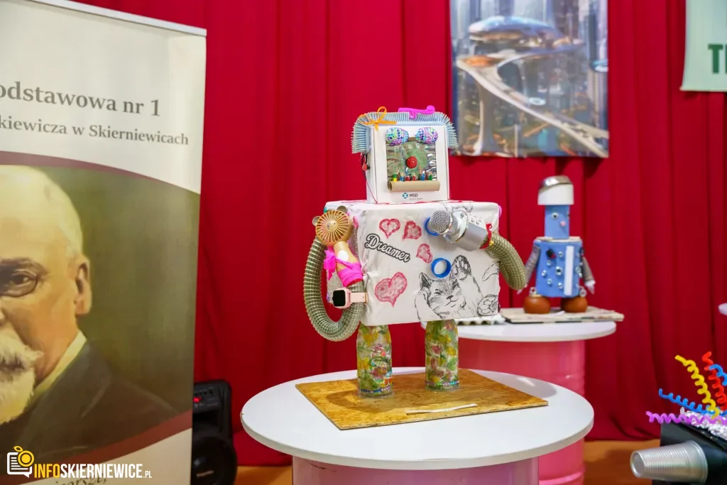 Uczeń prezentuje robota z materiałów recyklingowych podczas V Powiatowego Konkursu Technicznego w Skierniewicach