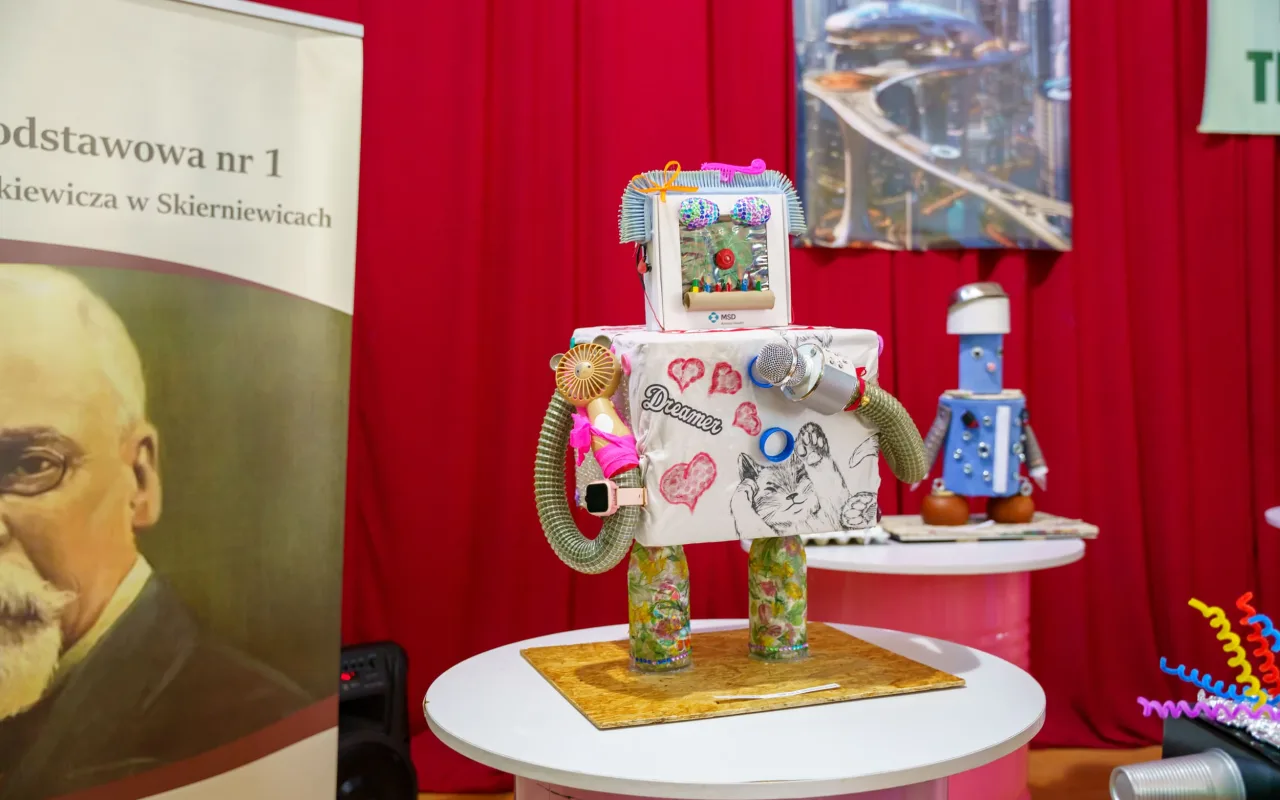 Uczeń prezentuje robota z materiałów recyklingowych podczas V Powiatowego Konkursu Technicznego w Skierniewicach