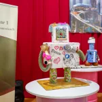 Uczeń prezentuje robota z materiałów recyklingowych podczas V Powiatowego Konkursu Technicznego w Skierniewicach