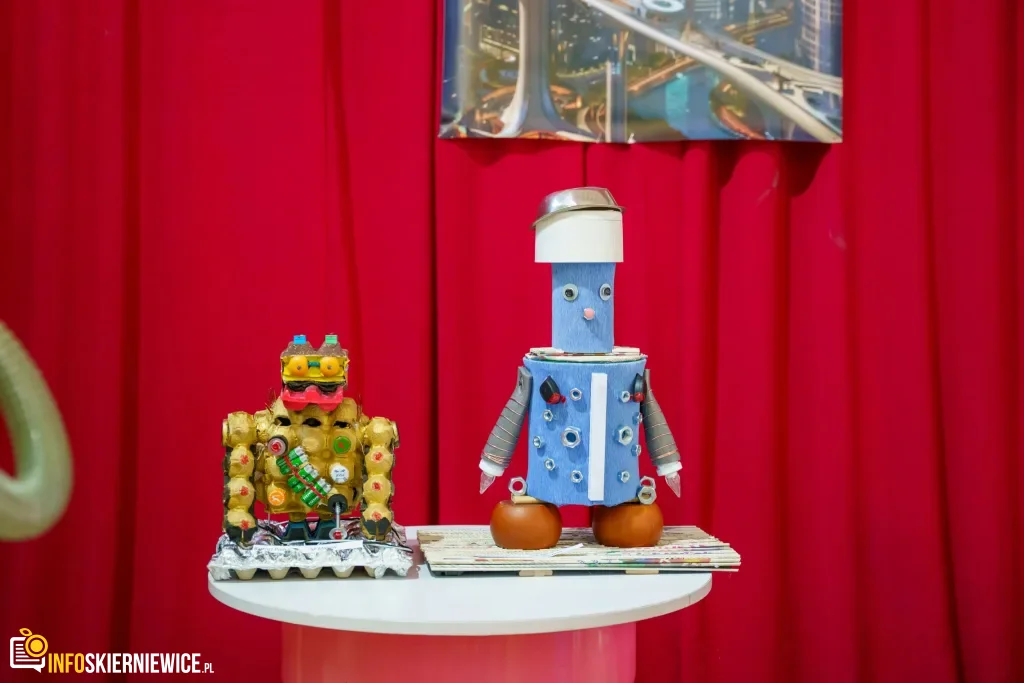 Uczeń prezentuje robota z materiałów recyklingowych podczas V Powiatowego Konkursu Technicznego w Skierniewicach