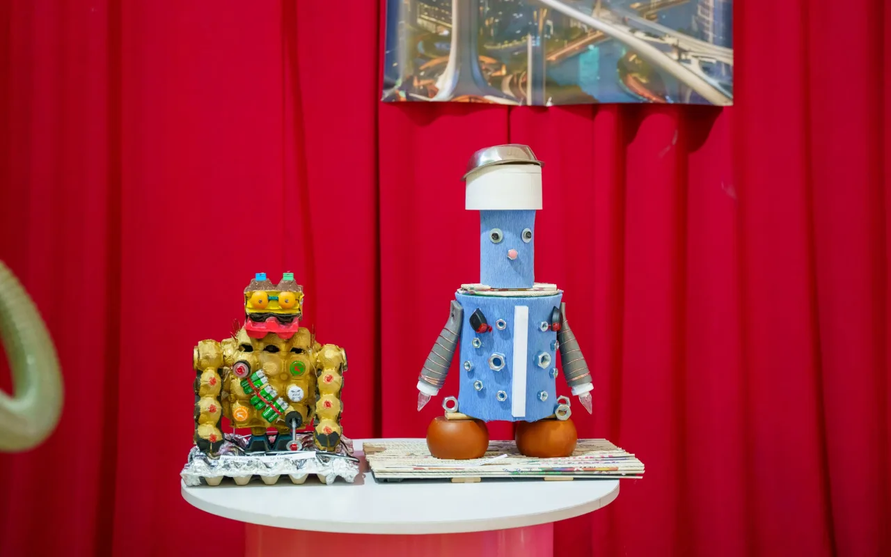 Uczeń prezentuje robota z materiałów recyklingowych podczas V Powiatowego Konkursu Technicznego w Skierniewicach