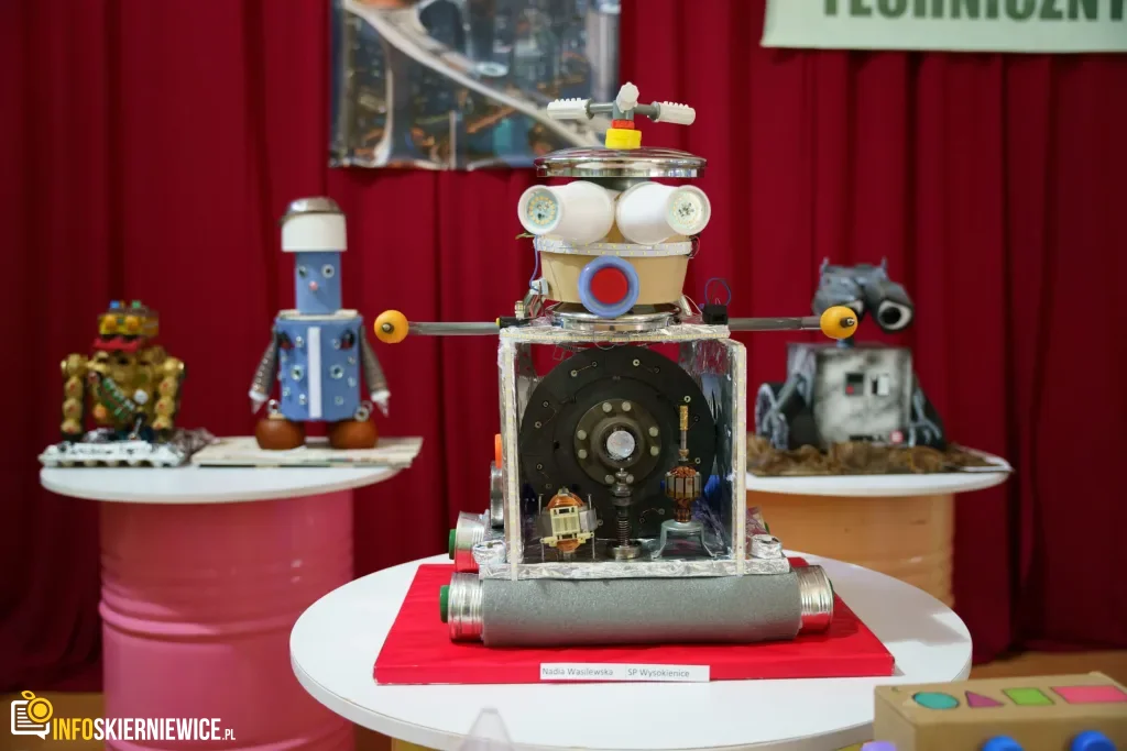 Uczeń prezentuje robota z materiałów recyklingowych podczas V Powiatowego Konkursu Technicznego w Skierniewicach