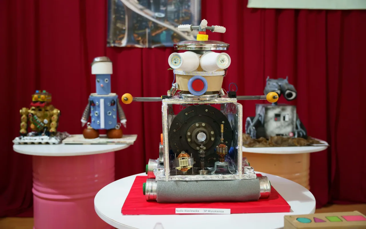 Uczeń prezentuje robota z materiałów recyklingowych podczas V Powiatowego Konkursu Technicznego w Skierniewicach