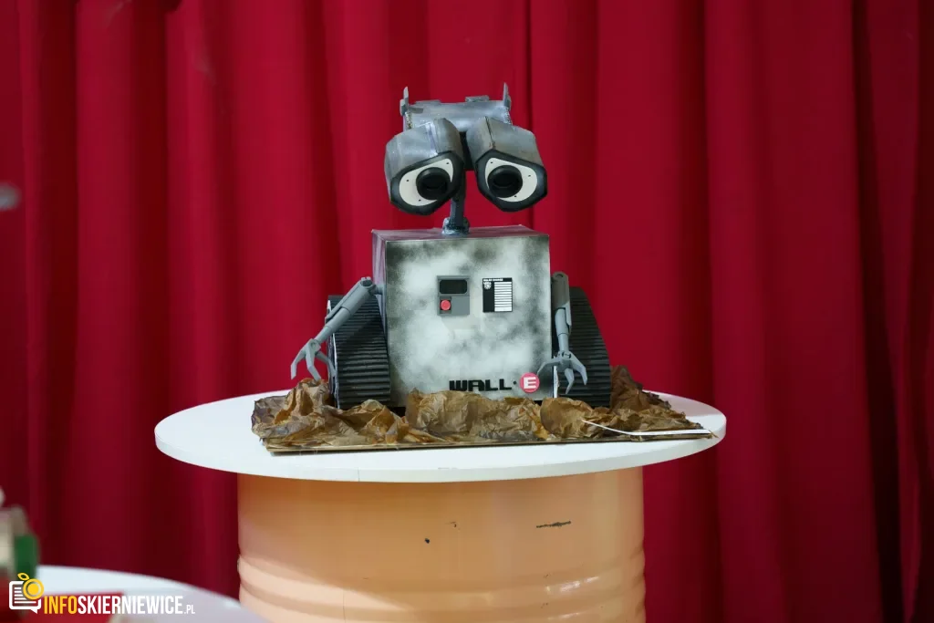 Uczeń prezentuje robota z materiałów recyklingowych podczas V Powiatowego Konkursu Technicznego w Skierniewicach