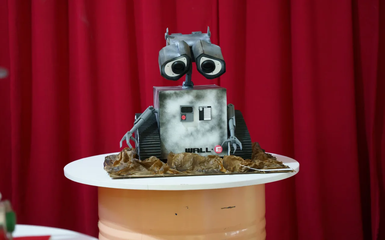 Uczeń prezentuje robota z materiałów recyklingowych podczas V Powiatowego Konkursu Technicznego w Skierniewicach