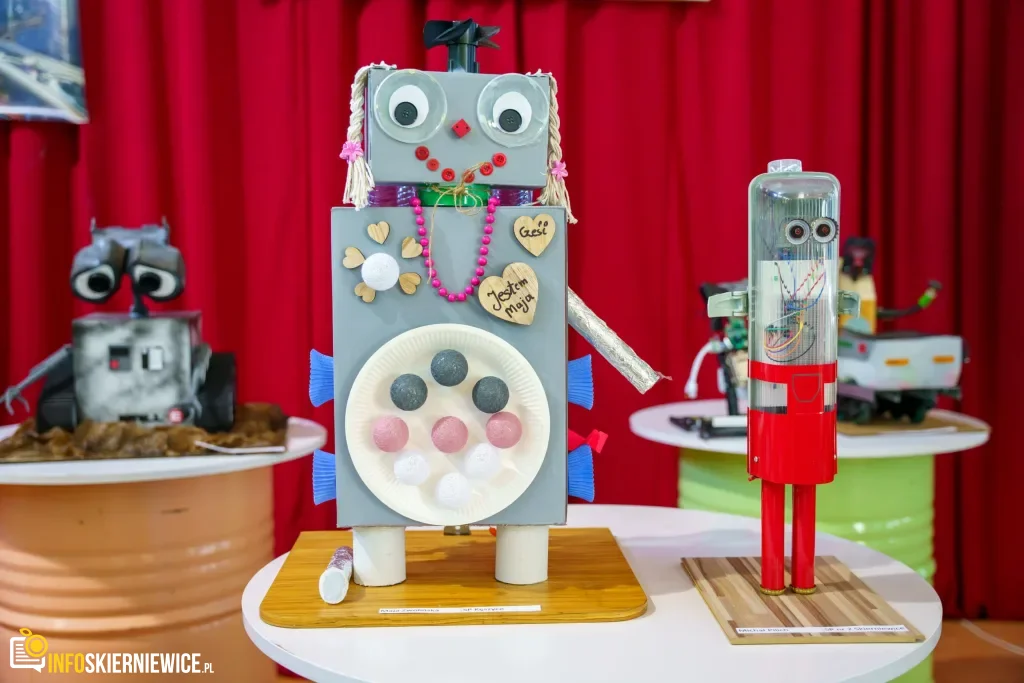 Uczeń prezentuje robota z materiałów recyklingowych podczas V Powiatowego Konkursu Technicznego w Skierniewicach