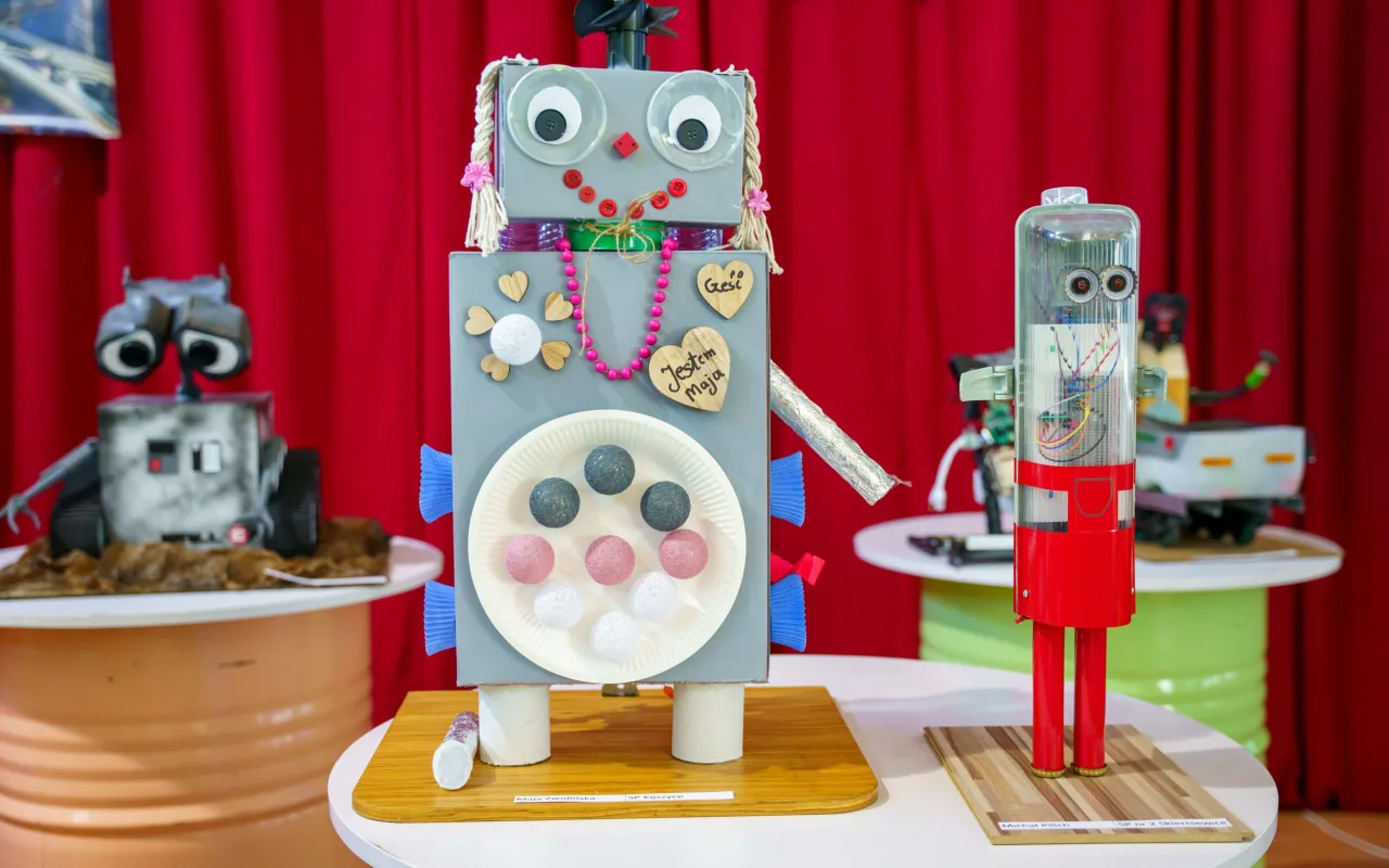 Uczeń prezentuje robota z materiałów recyklingowych podczas V Powiatowego Konkursu Technicznego w Skierniewicach