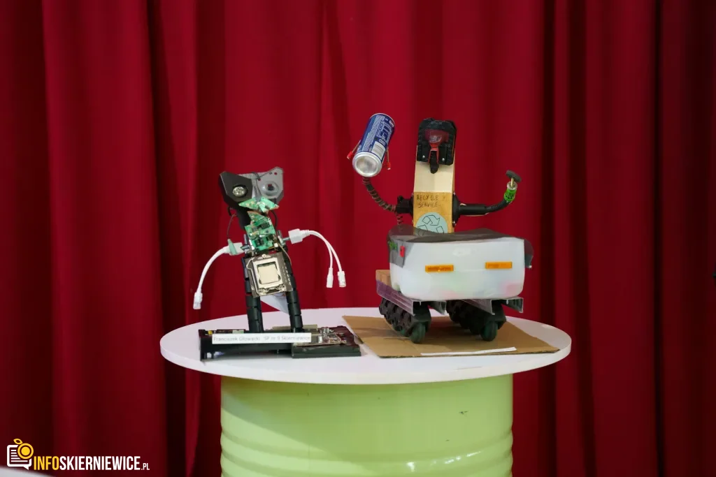 Uczeń prezentuje robota z materiałów recyklingowych podczas V Powiatowego Konkursu Technicznego w Skierniewicach