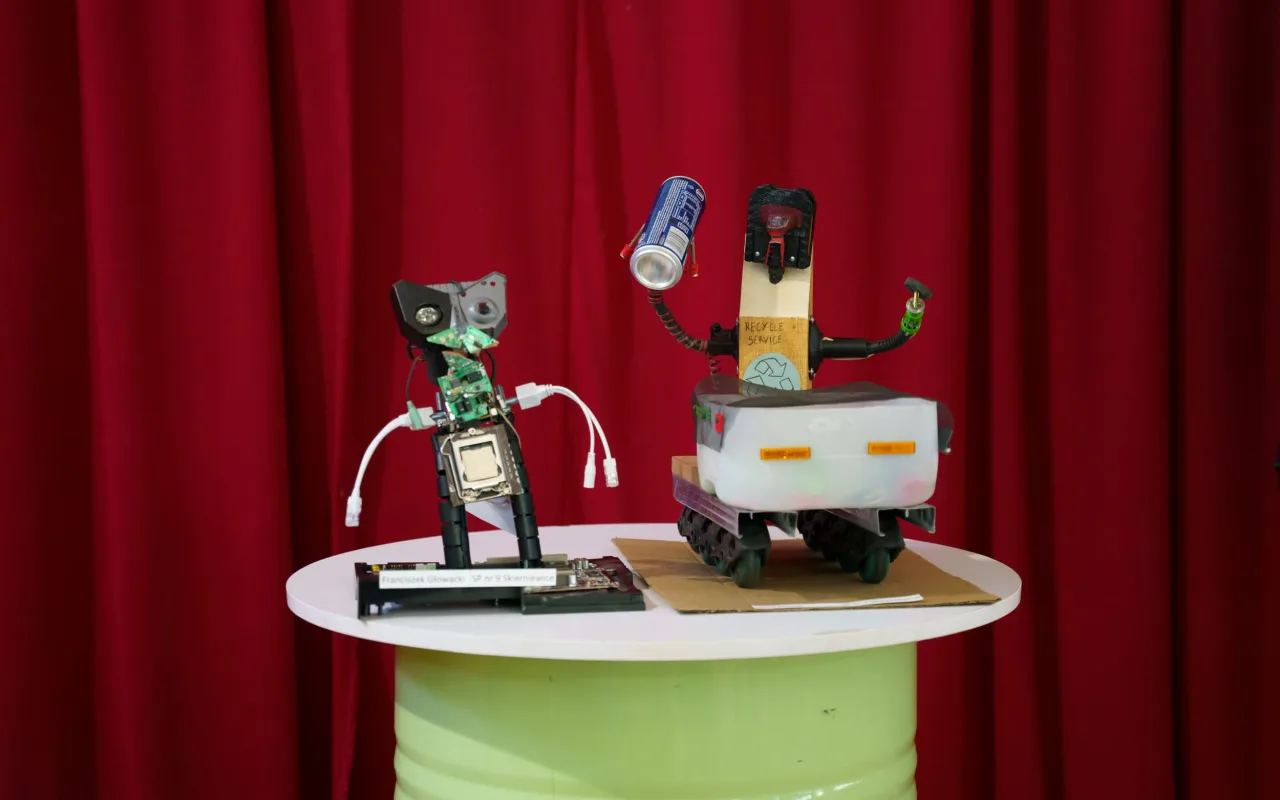 Uczeń prezentuje robota z materiałów recyklingowych podczas V Powiatowego Konkursu Technicznego w Skierniewicach