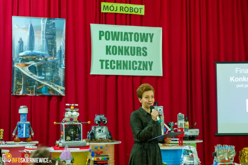 Uczeń prezentuje robota z materiałów recyklingowych podczas V Powiatowego Konkursu Technicznego w Skierniewicach