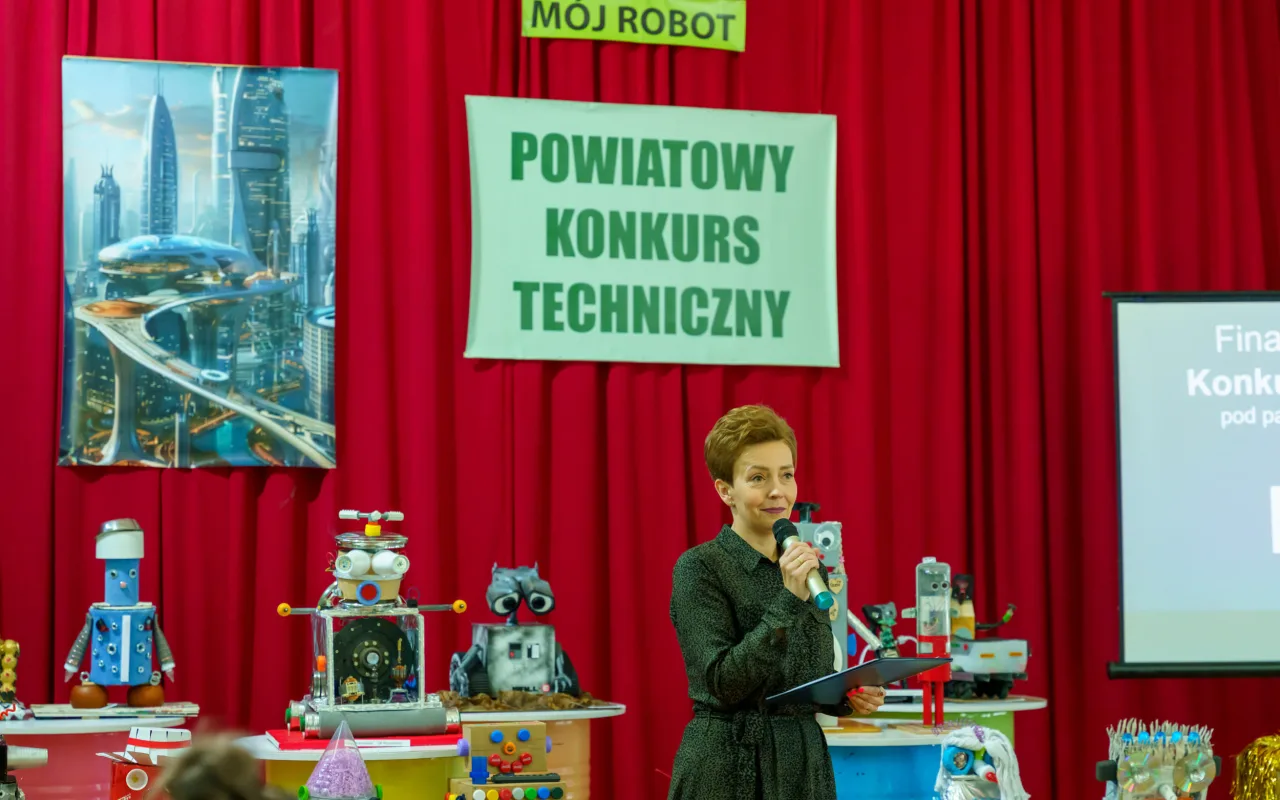 Uczeń prezentuje robota z materiałów recyklingowych podczas V Powiatowego Konkursu Technicznego w Skierniewicach