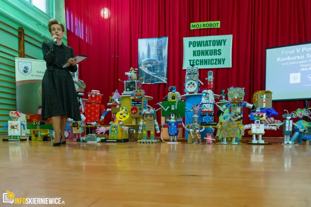 Uczeń prezentuje robota z materiałów recyklingowych podczas V Powiatowego Konkursu Technicznego w Skierniewicach