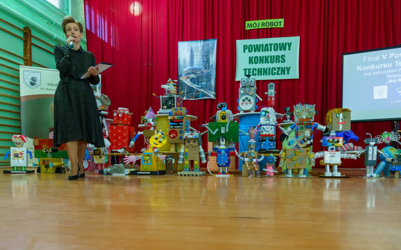 Uczeń prezentuje robota z materiałów recyklingowych podczas V Powiatowego Konkursu Technicznego w Skierniewicach
