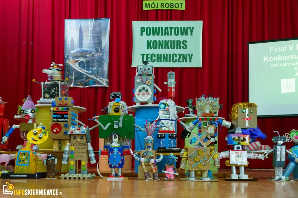 Uczeń prezentuje robota z materiałów recyklingowych podczas V Powiatowego Konkursu Technicznego w Skierniewicach