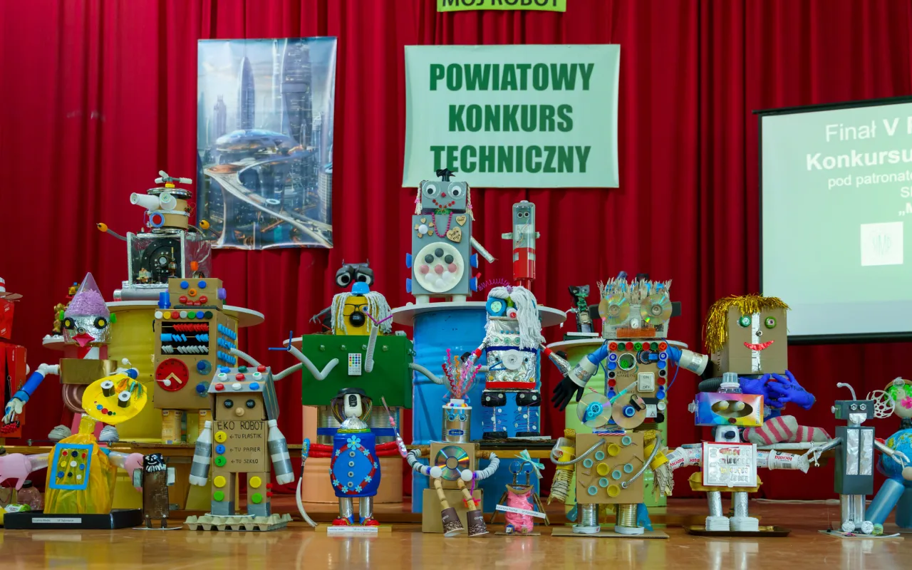 Uczeń prezentuje robota z materiałów recyklingowych podczas V Powiatowego Konkursu Technicznego w Skierniewicach