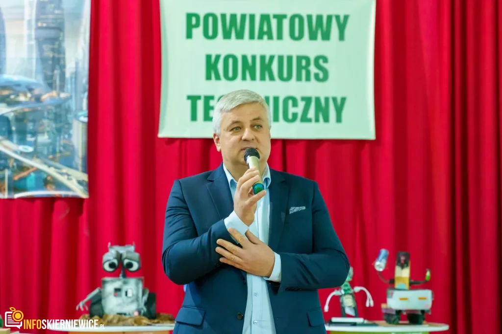 Uczeń prezentuje robota z materiałów recyklingowych podczas V Powiatowego Konkursu Technicznego w Skierniewicach