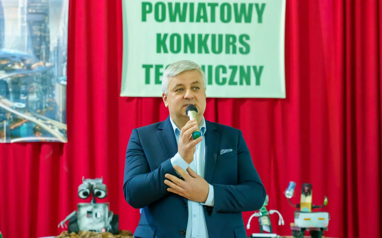 Uczeń prezentuje robota z materiałów recyklingowych podczas V Powiatowego Konkursu Technicznego w Skierniewicach
