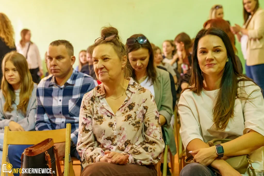 Uczeń prezentuje robota z materiałów recyklingowych podczas V Powiatowego Konkursu Technicznego w Skierniewicach