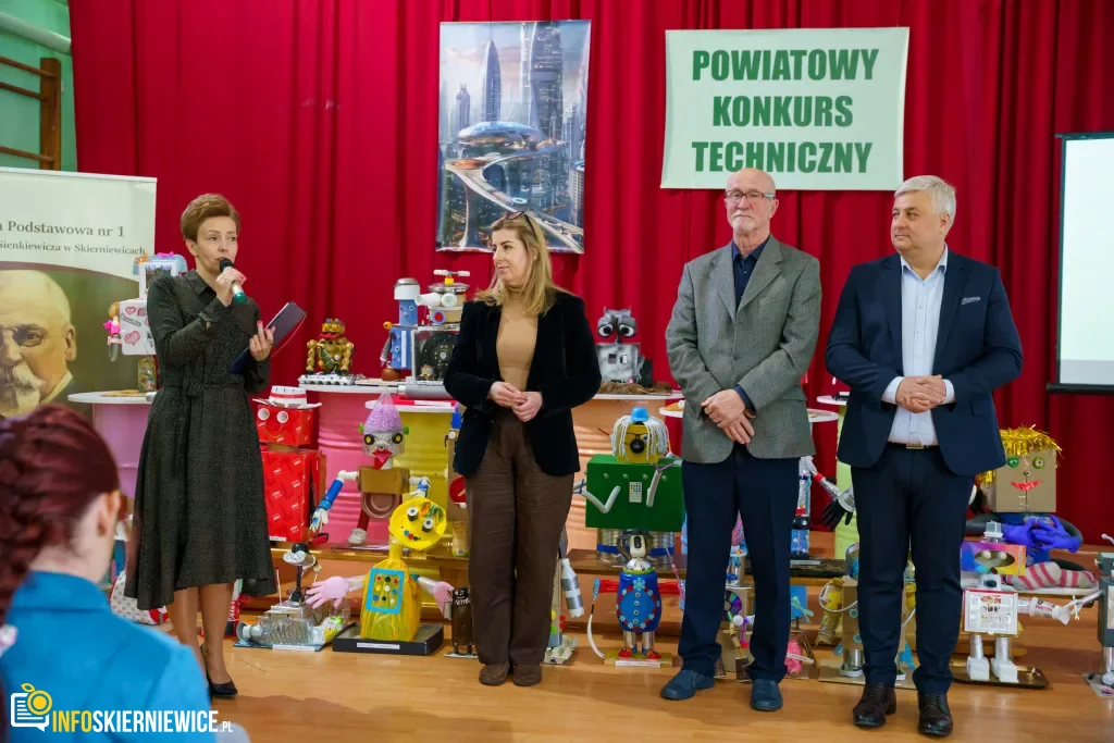 Uczeń prezentuje robota z materiałów recyklingowych podczas V Powiatowego Konkursu Technicznego w Skierniewicach