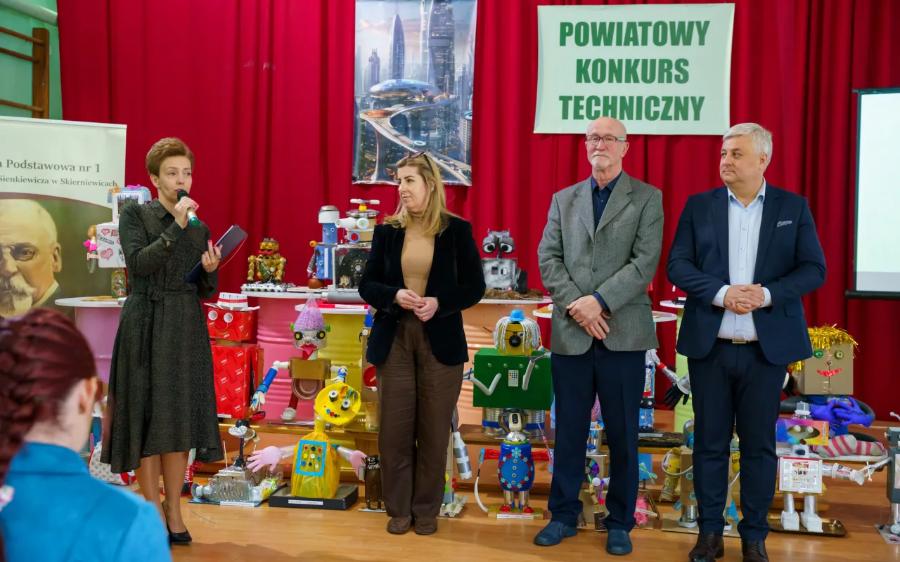 Uczeń prezentuje robota z materiałów recyklingowych podczas V Powiatowego Konkursu Technicznego w Skierniewicach
