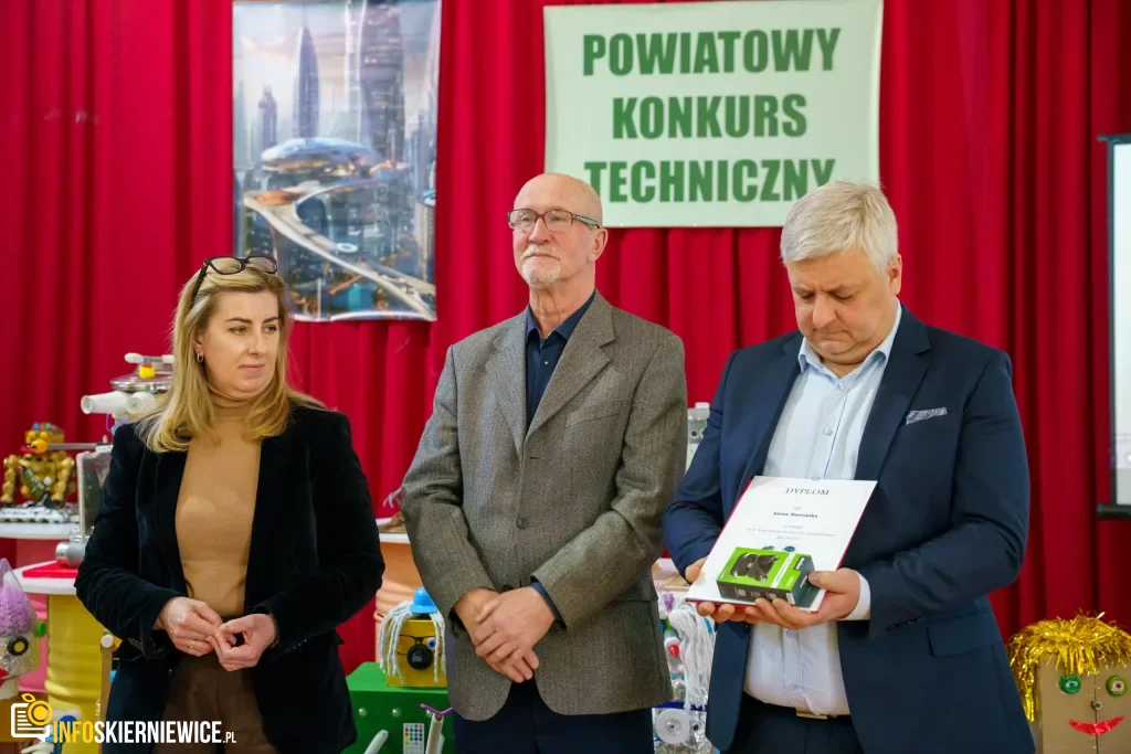 Uczeń prezentuje robota z materiałów recyklingowych podczas V Powiatowego Konkursu Technicznego w Skierniewicach