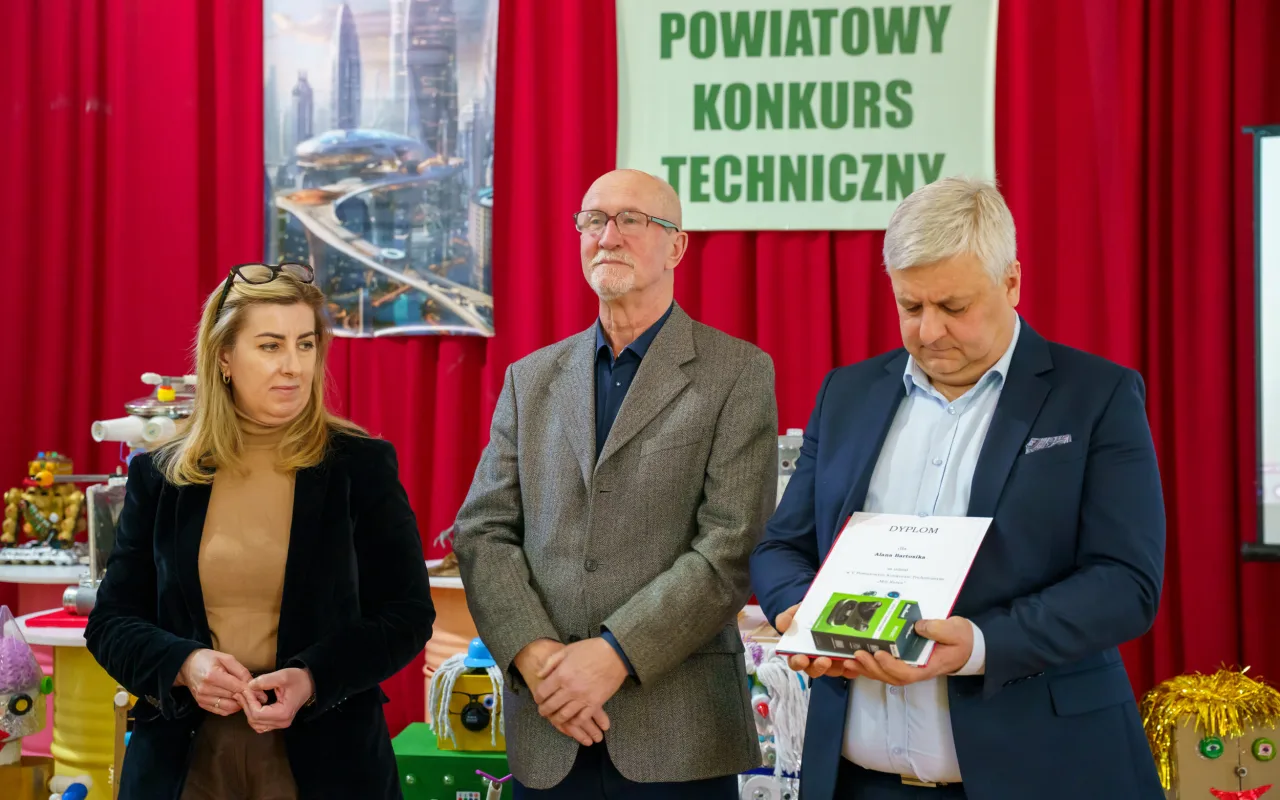 Uczeń prezentuje robota z materiałów recyklingowych podczas V Powiatowego Konkursu Technicznego w Skierniewicach