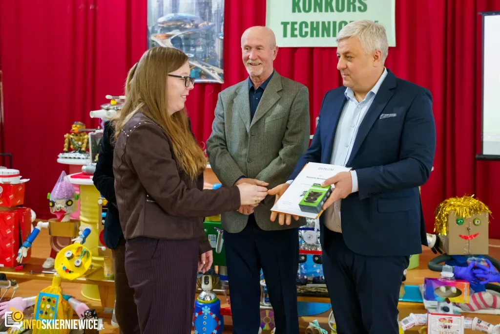 Uczeń prezentuje robota z materiałów recyklingowych podczas V Powiatowego Konkursu Technicznego w Skierniewicach