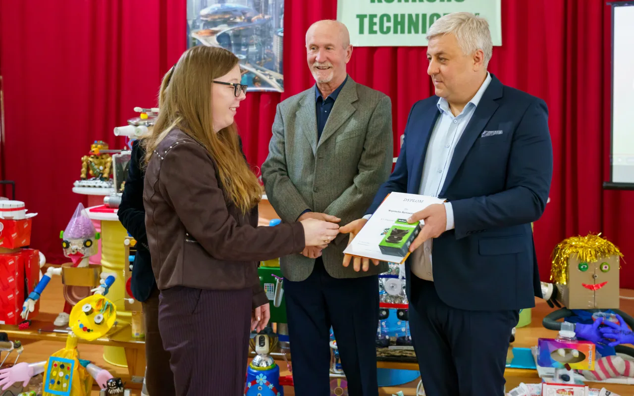 Uczeń prezentuje robota z materiałów recyklingowych podczas V Powiatowego Konkursu Technicznego w Skierniewicach