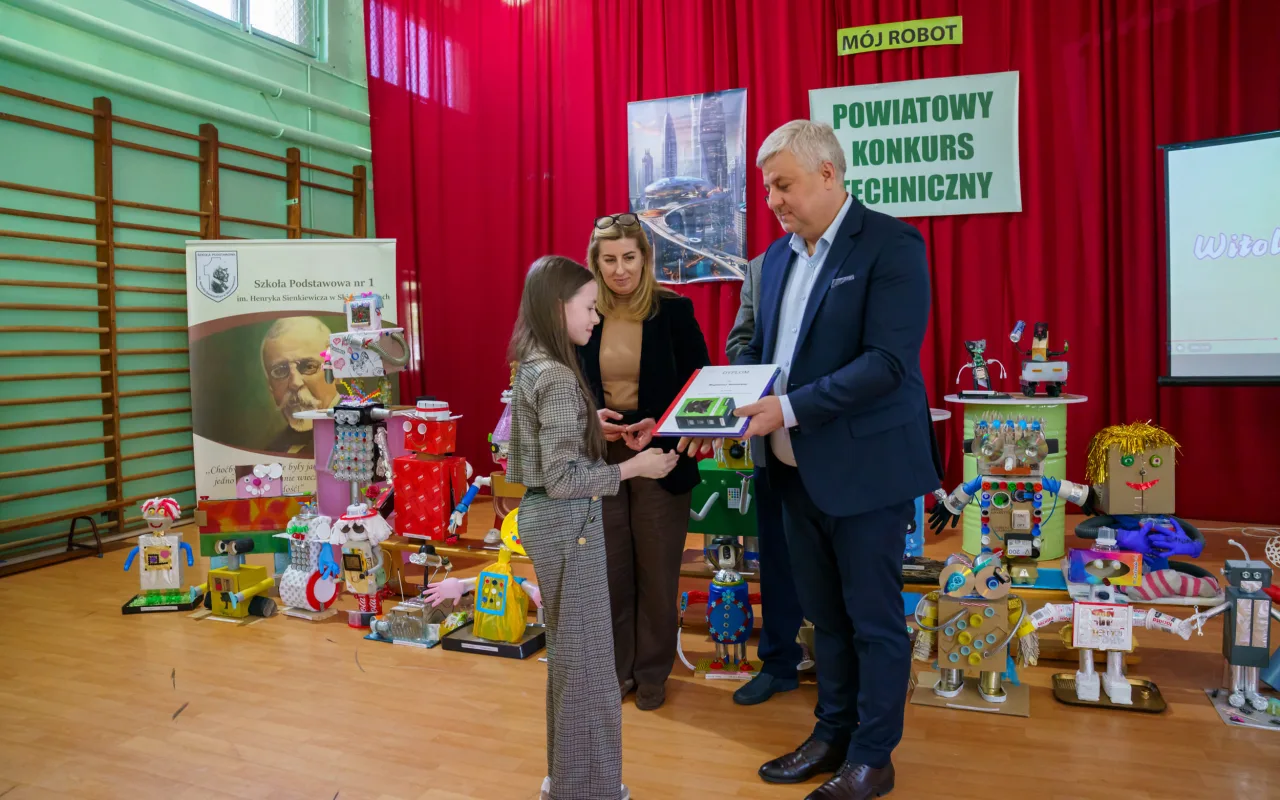Uczeń prezentuje robota z materiałów recyklingowych podczas V Powiatowego Konkursu Technicznego w Skierniewicach