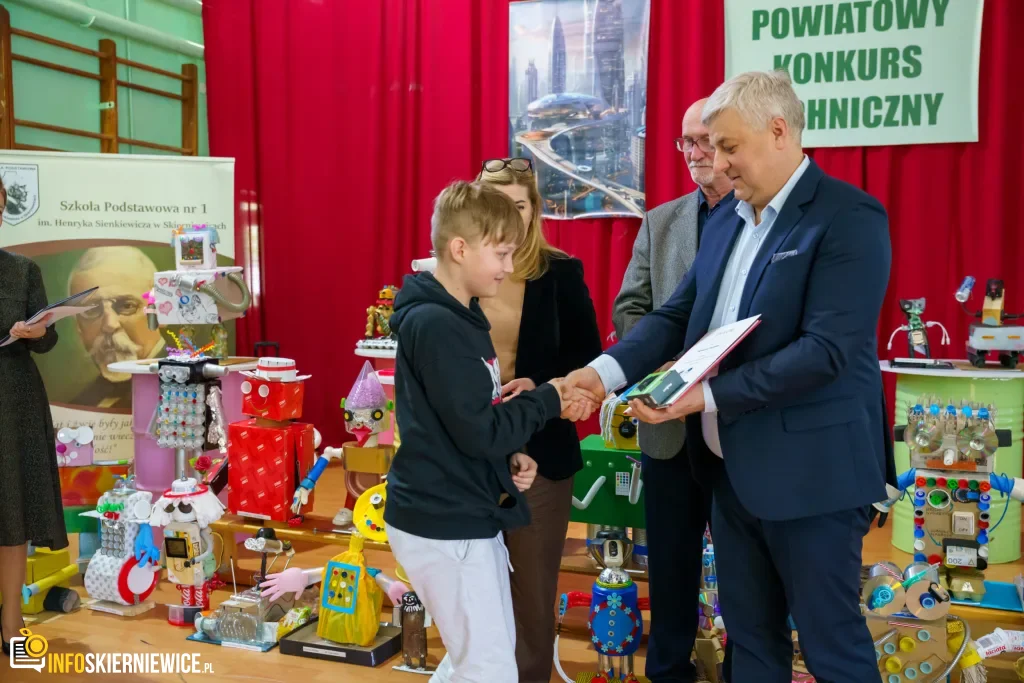 Uczeń prezentuje robota z materiałów recyklingowych podczas V Powiatowego Konkursu Technicznego w Skierniewicach