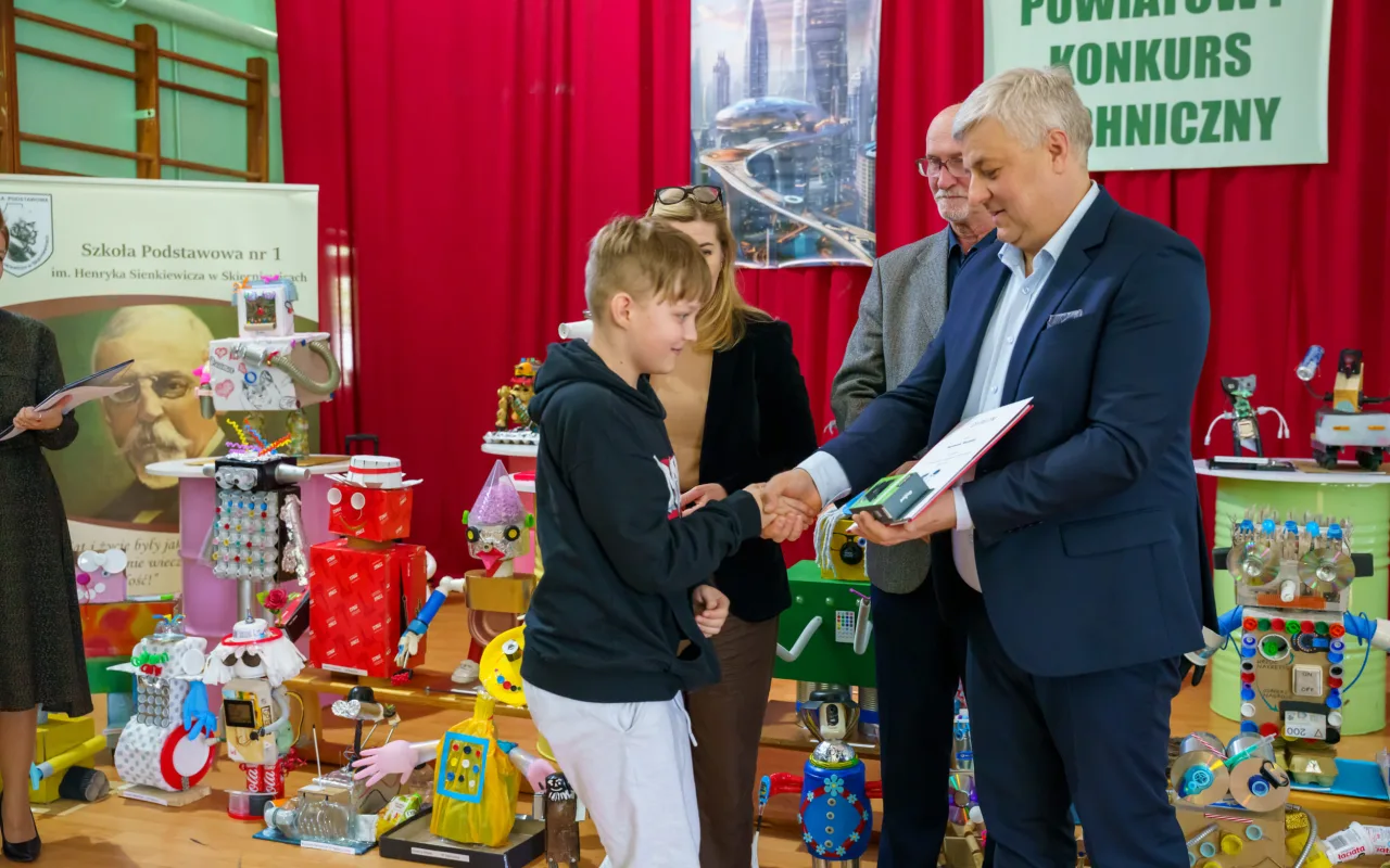 Uczeń prezentuje robota z materiałów recyklingowych podczas V Powiatowego Konkursu Technicznego w Skierniewicach