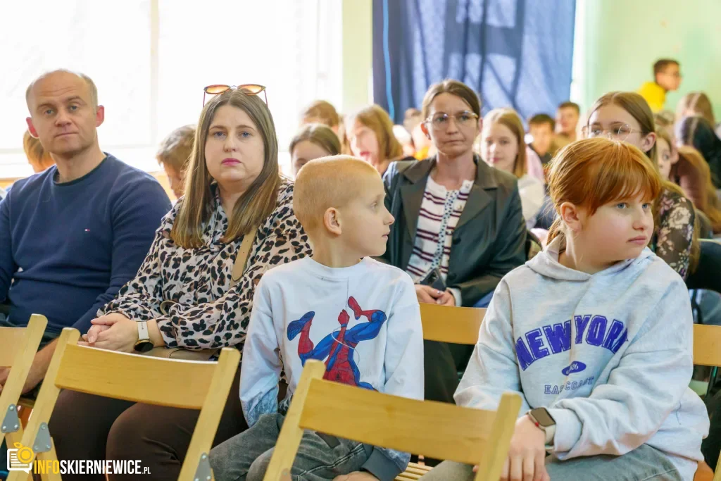 Uczeń prezentuje robota z materiałów recyklingowych podczas V Powiatowego Konkursu Technicznego w Skierniewicach