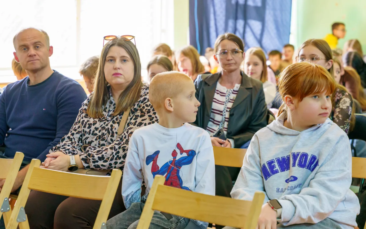 Uczeń prezentuje robota z materiałów recyklingowych podczas V Powiatowego Konkursu Technicznego w Skierniewicach