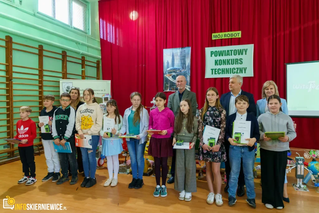 Uczeń prezentuje robota z materiałów recyklingowych podczas V Powiatowego Konkursu Technicznego w Skierniewicach